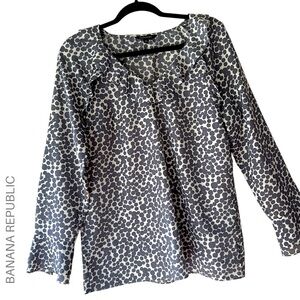 BANANA REPUBLIC | NWOT RUFFLE NECK LONG SLEEVE POLKADOT TOP GRAY & WHITE MEDIUM